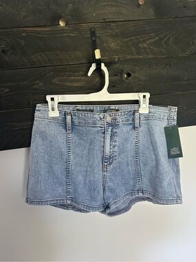Light Wash Jean Women’s Shorts